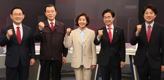 국민의힘 당 대표 선거에 출마한 주호영(왼쪽부터), 홍문표, 나경원, 조경태, 이준석 후보가 지난 7일 서울 중구 태평로 TV조선 스튜디오에서 열린 토론회에 앞서 기념촬영을 하고 있다. 국회사진기자단=연합뉴스